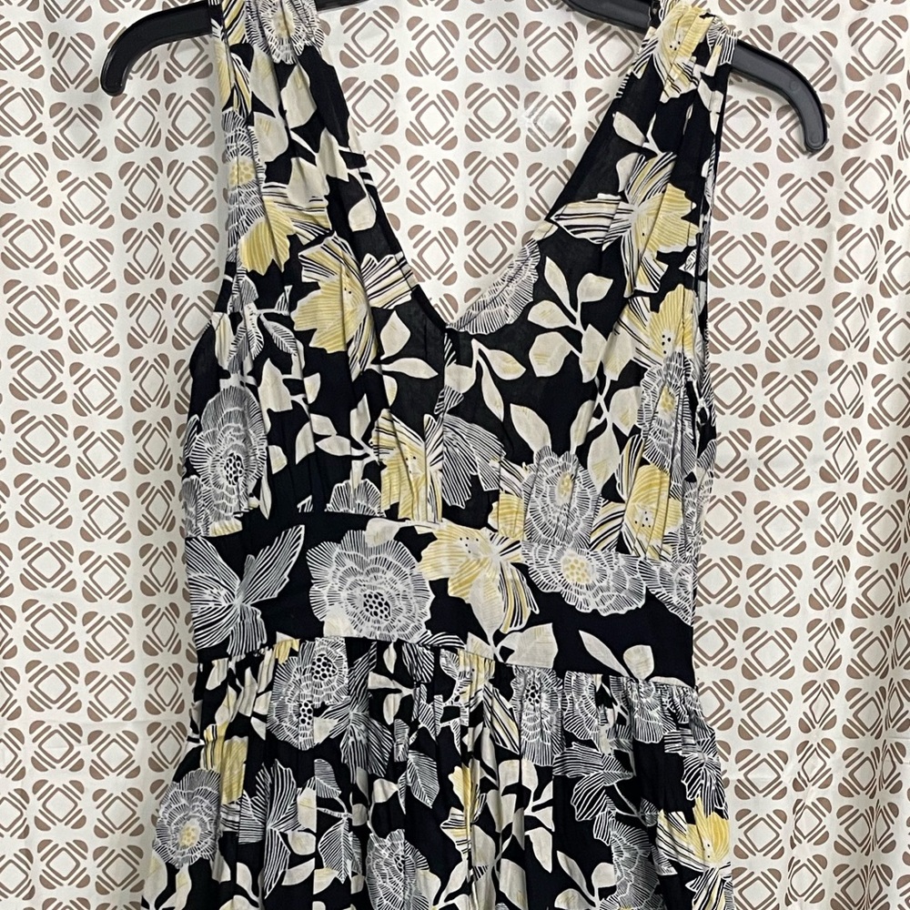 En Creme floral maxi dress with leg slits Size Small